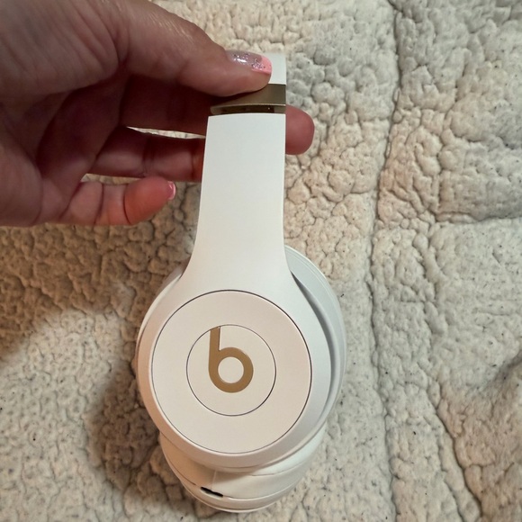 Beats White Headphones Solo 4 - Picture 3 of 8